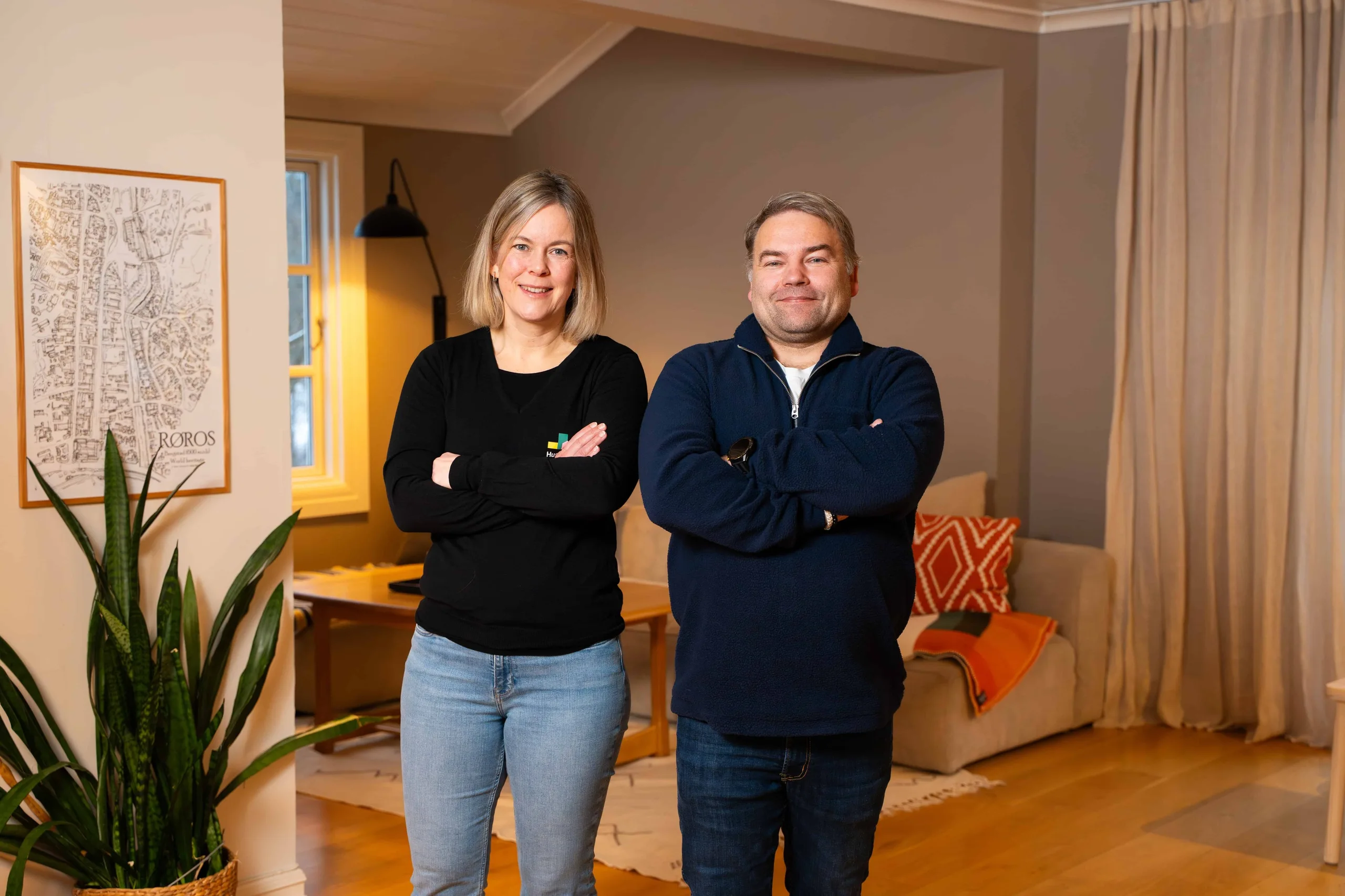 Ingeborg Engh og Anders Stensrud i en stue